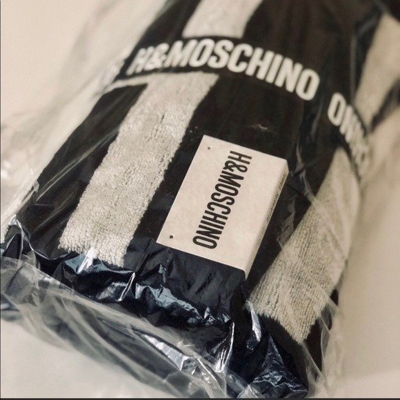 Online Exclusive H&Moschino black and white Beach towel - Picture 3 of 10